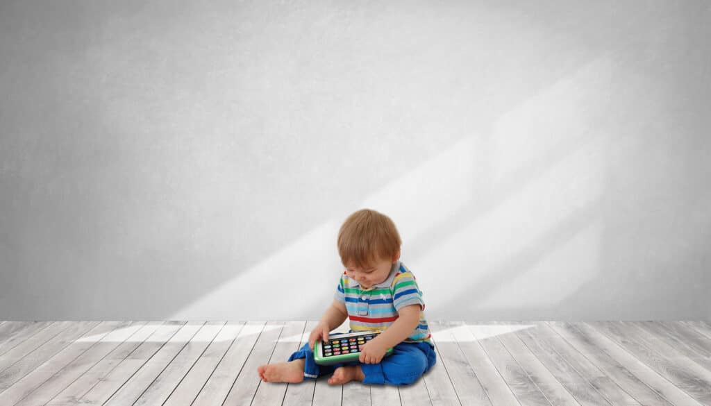 bebé juega con tablet de juguete