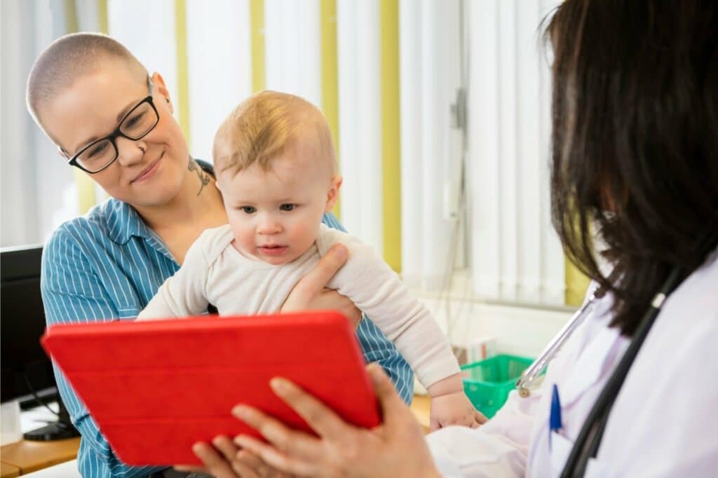 niño de 2 años con una tablet
