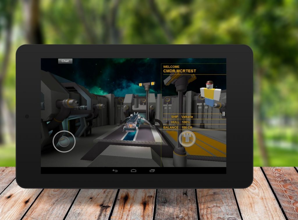 Juego roblox para tablet gaming sobre mesa de tablas en un parque
