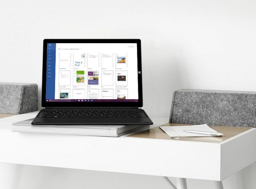 ordenador convertible en tablet sobre un escritorio