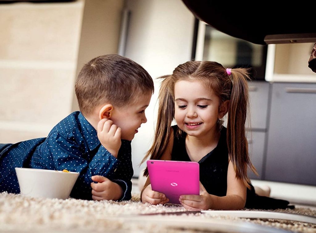 Niños jugando con la tablet SPC Lightyear