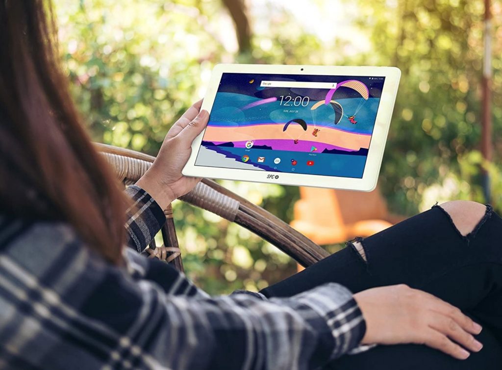 Mujer sentada con su tablet SPC 