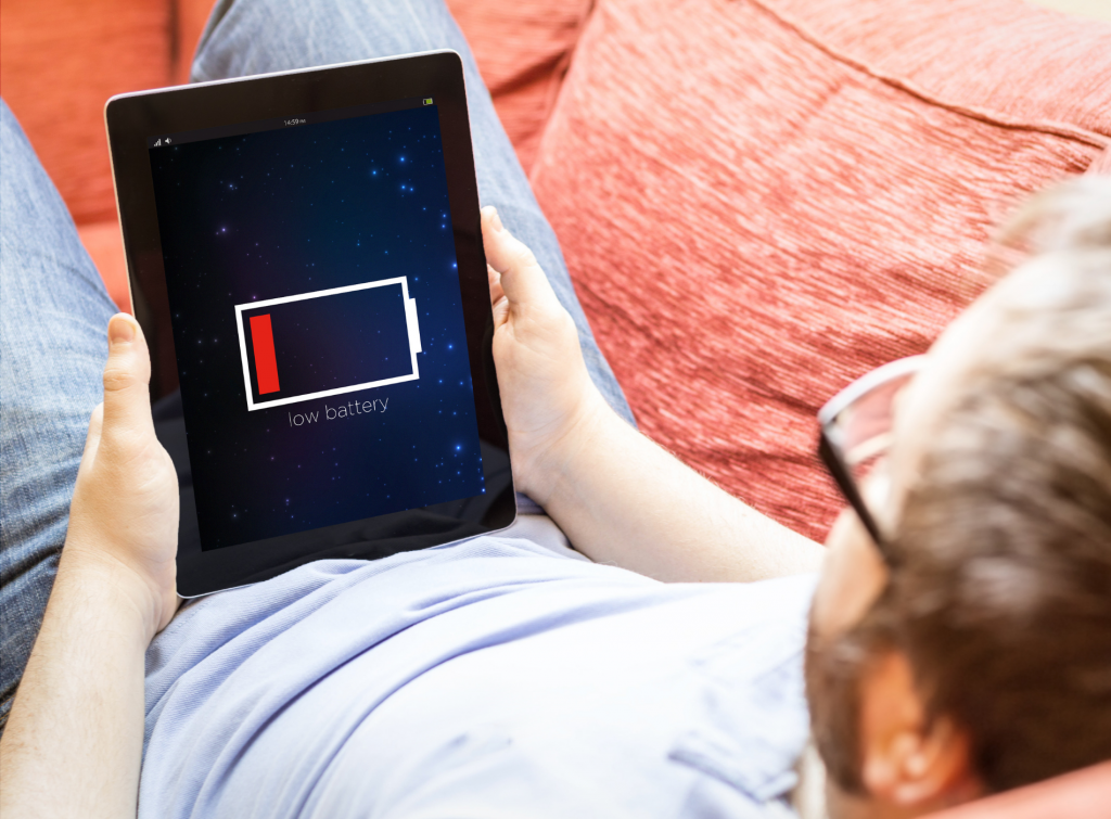 Hombre recostado su tablet se calienta mucho y se apaga