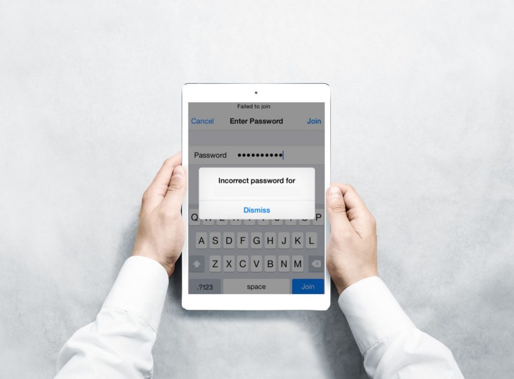 Tablet indicando error de conexión a Wi - Fi por clave incorrecta