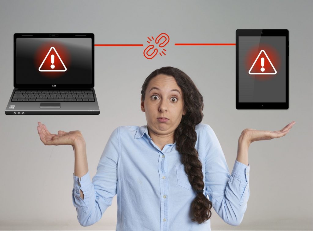 Mujer confundida por no poder conectar la tablet a la pc