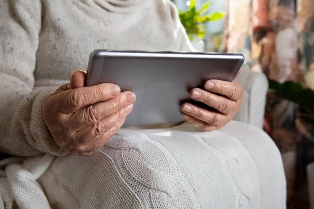 Hombre mayor adulto utilizando una tablet