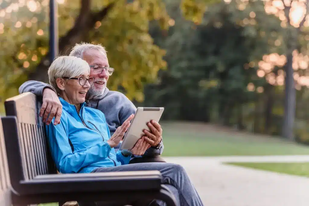 Pareja-de-adultos-mayores-con-una-tablet-grande-en-sus-manos
