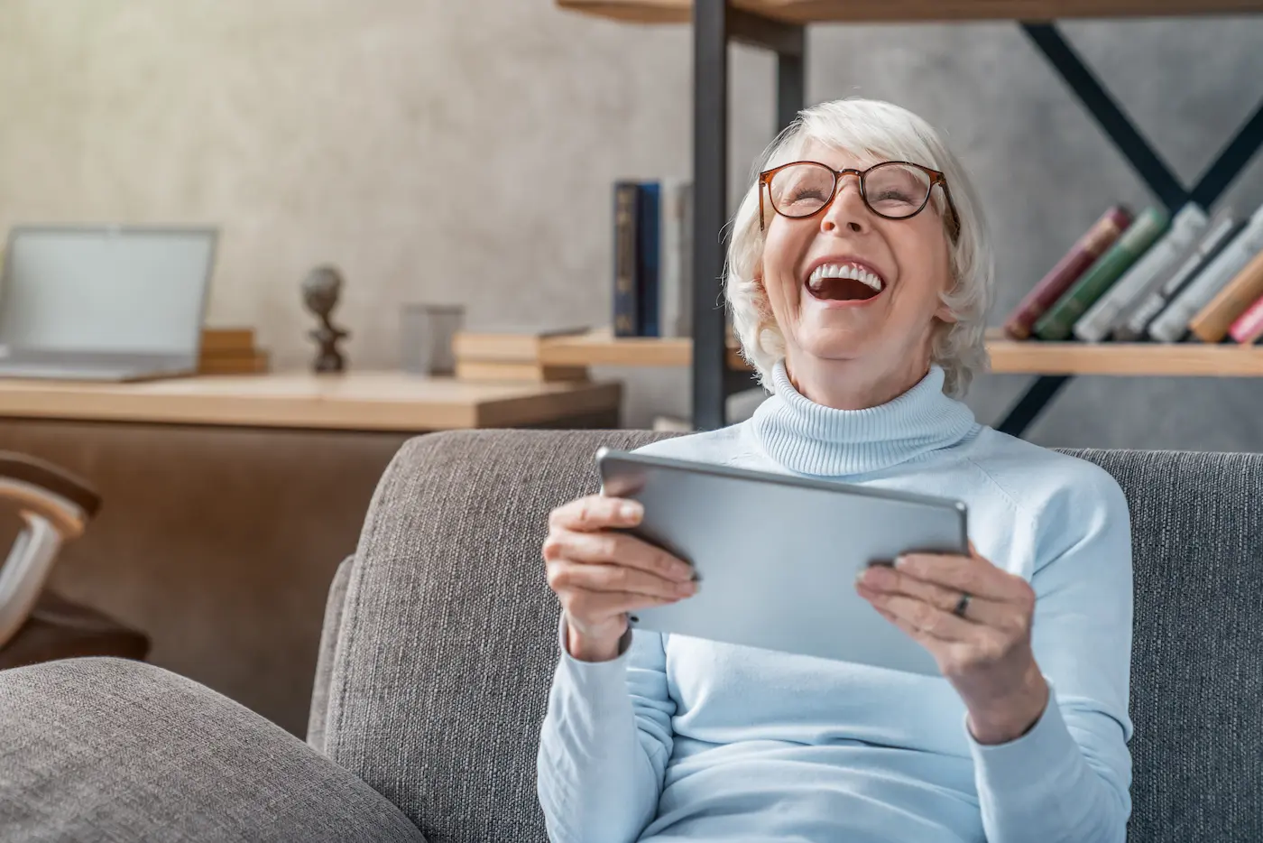 persona mayor con una tablet