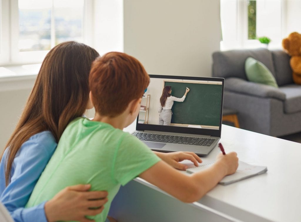 Madre y niño aprendiendo mediante una clase virtual a través de una computadora