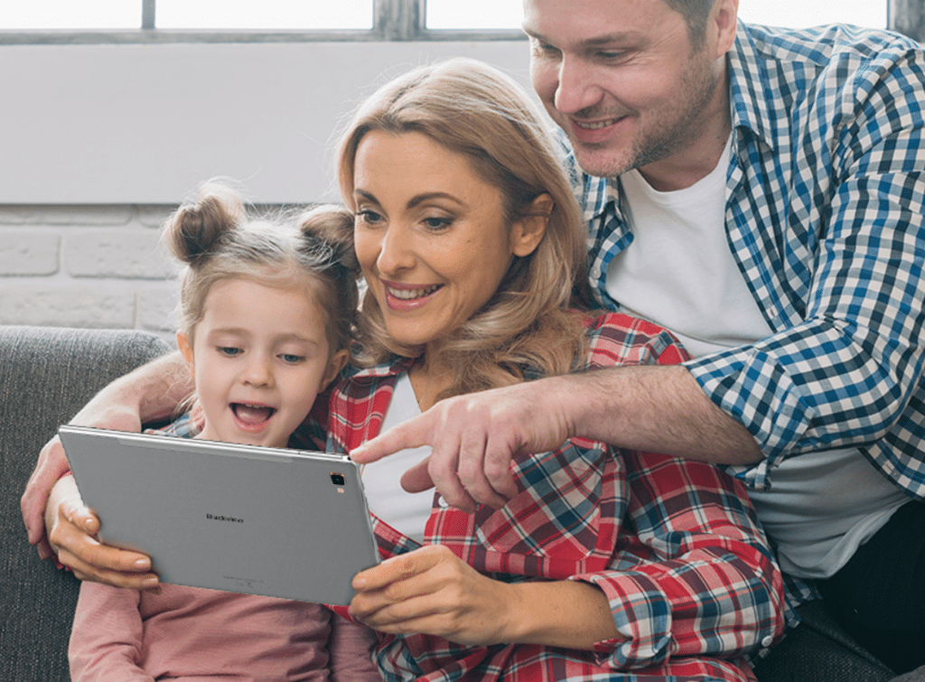 Familia disfrutando junta de su tablet Blackview