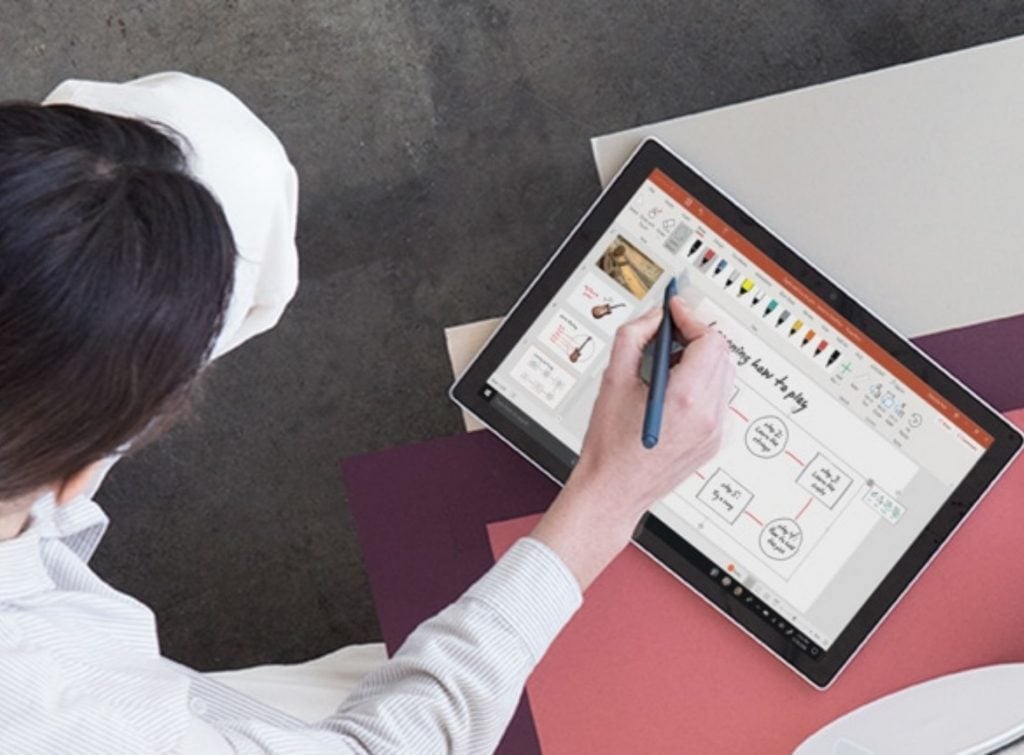 Persona revisando el inventario de la empresa en su tablet