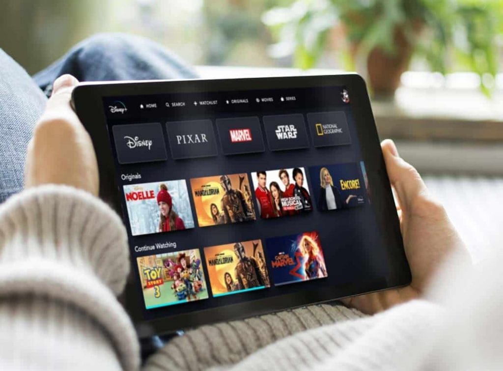 Persona viendo películas y series en su tablet