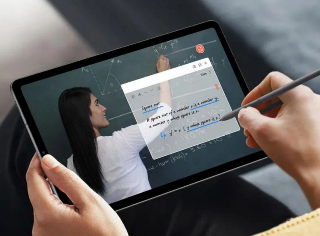 Persona viendo una clase mientras toma notas en su tablet