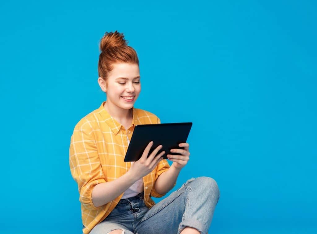 Joven mujer utilizando una tablet