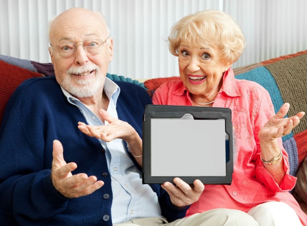 Personas ancianas preguntándose como funciona una tablet