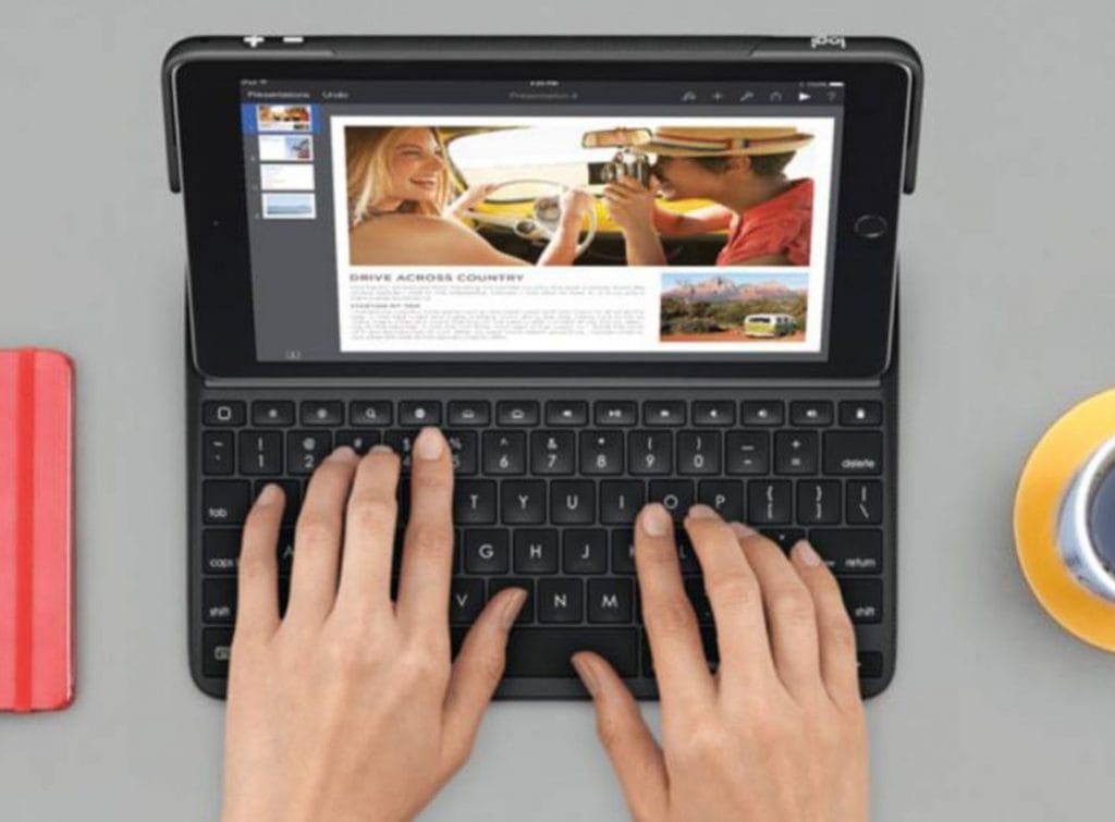 Persona escribe sobre funda con teclado para tablets