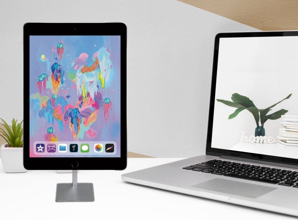 Tablet Ipad 2018 sobre escritorio en mostrador