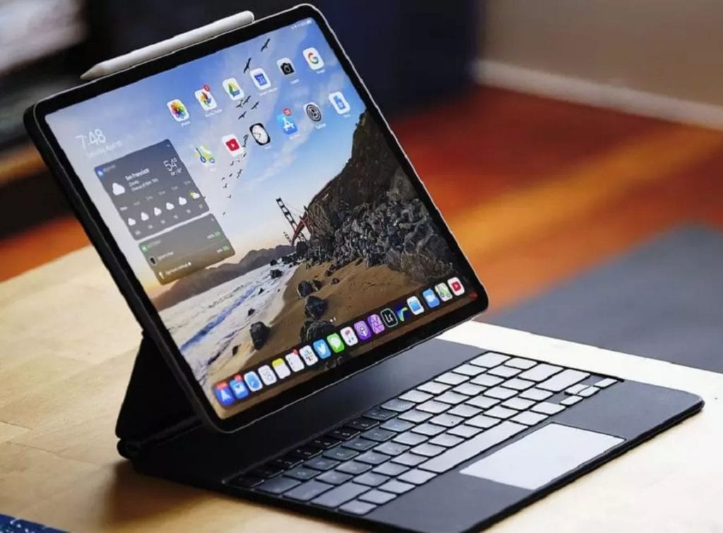 Tablet con su teclado en escritorio