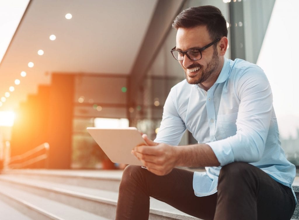 hombre sosteniendo una tablet aprendiendo las funciones de una tablet