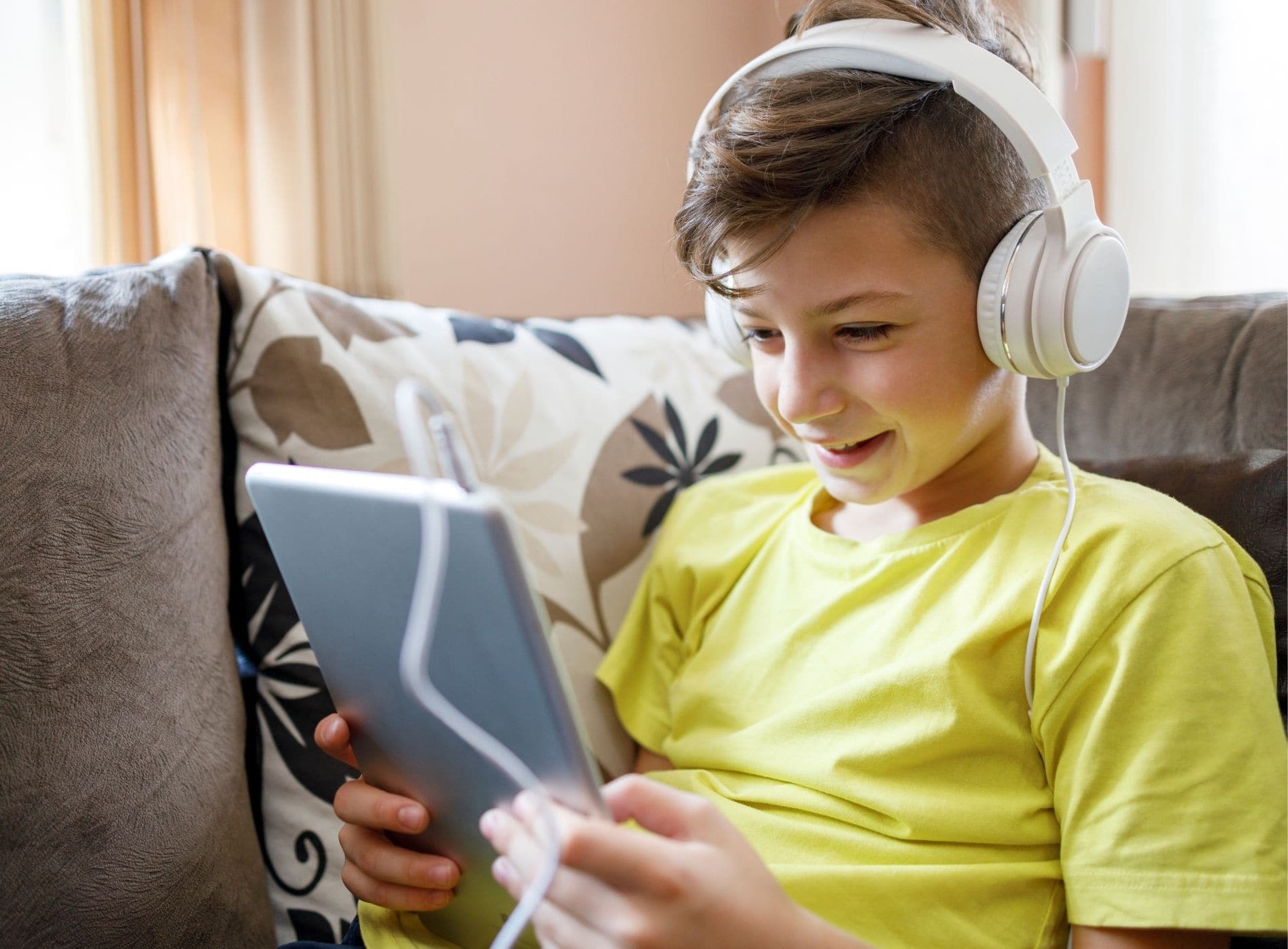 Niño jugando en su tablet