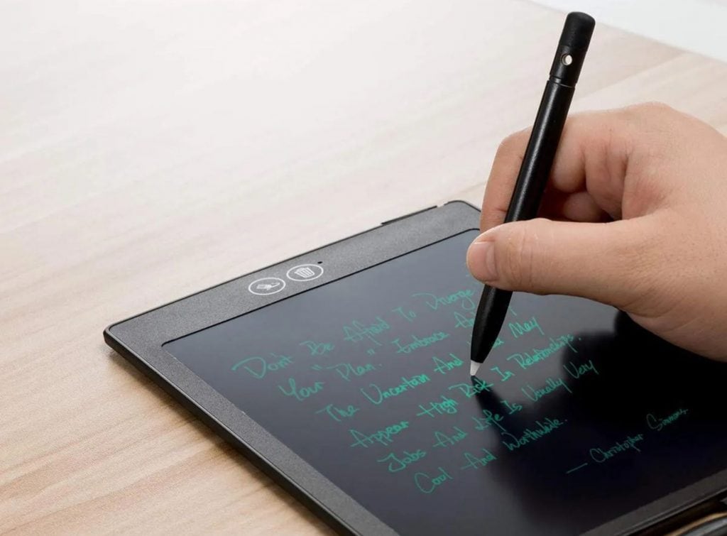 Persona escribiendo sobre Ewriter