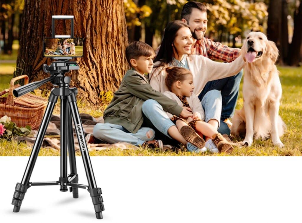 Familia haciéndose una foto con su teléfono usando un trípode 