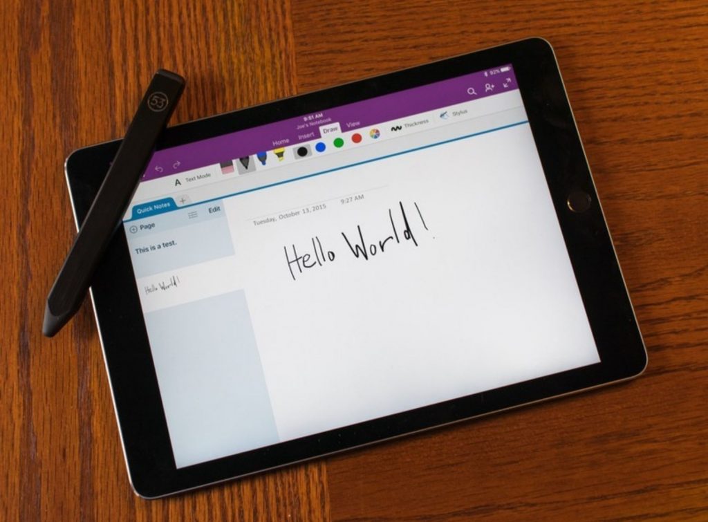Tablet usando OneNote para tomar anotaciones en una tablet