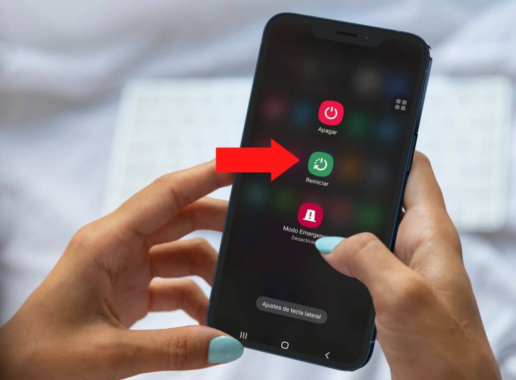 Reiniciar el dispositivo para solventar el cierre inesperado de whatsapp