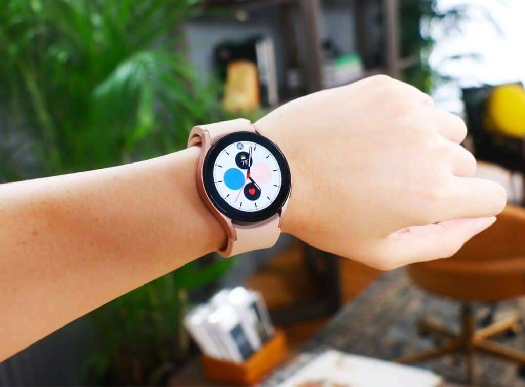 Samsung Galaxy Watch 4 para responder llamadas de WhatsApp