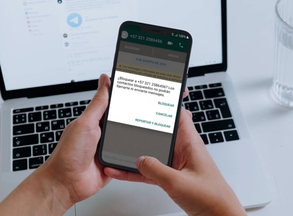 si bloqueo a alguien en whatsapp y lo elimino sigue bloqueado