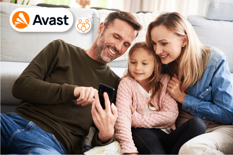 Familia usa móvil seguro con Avast Control Parental