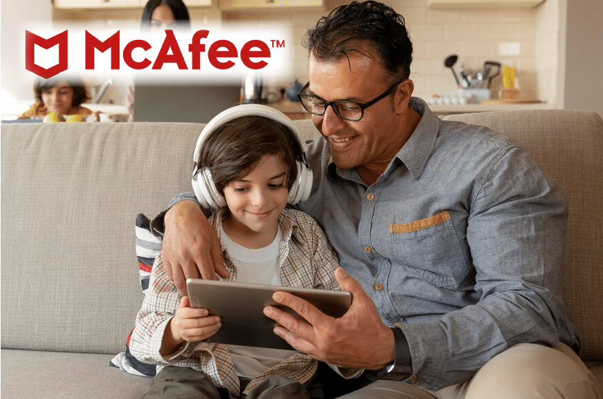 Padre e hijo se mantiene seguros usando un tablet gracias a Control Parental McAfee