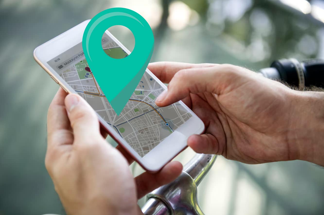 Persona usando Geozilla GPS Localizador en su móvil