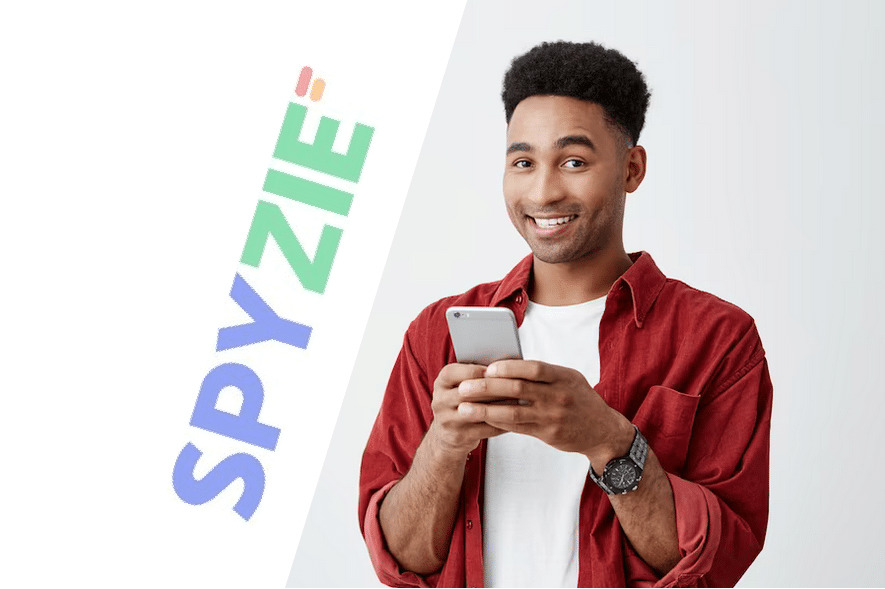 Hombre descarga Spyzie en su móvil