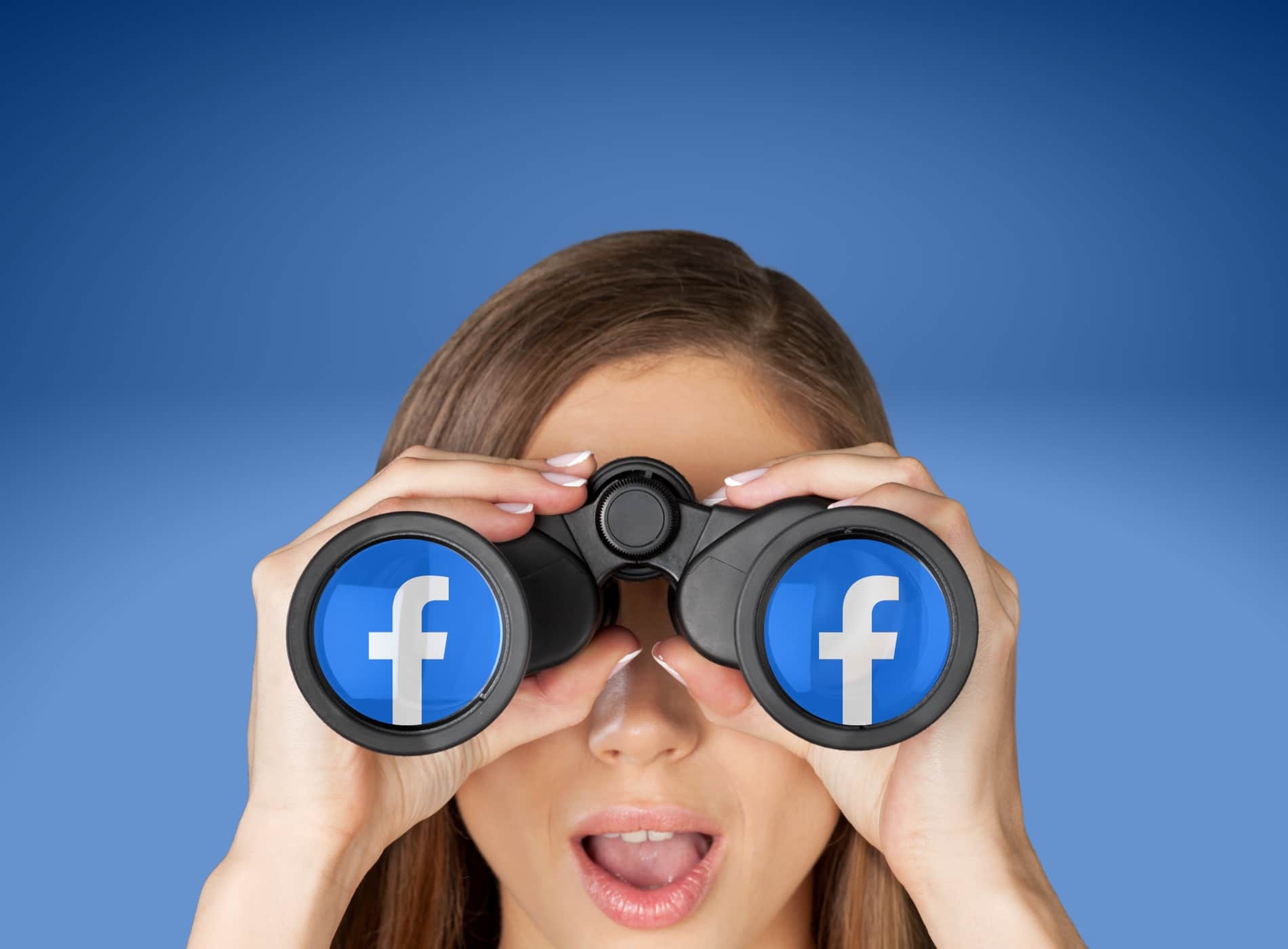 Mujer observa facebook privado por unos binoculares