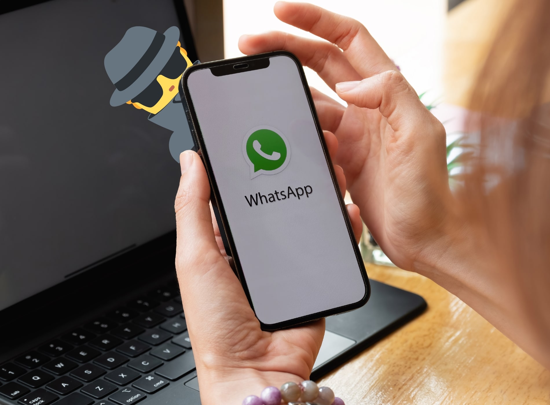 Un pequeño espía vigila el whatsapp de una mujer