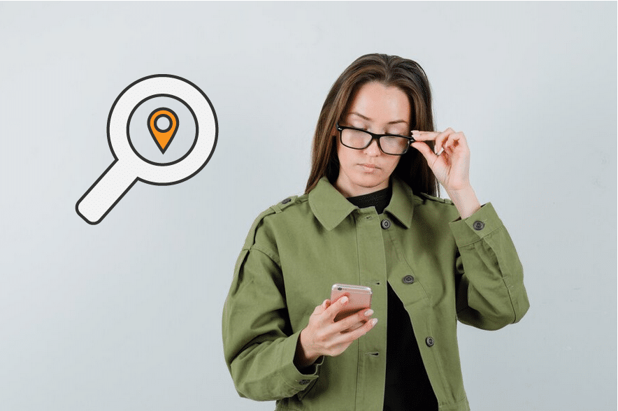 Mujer usa app para detectar GPS en su móvil