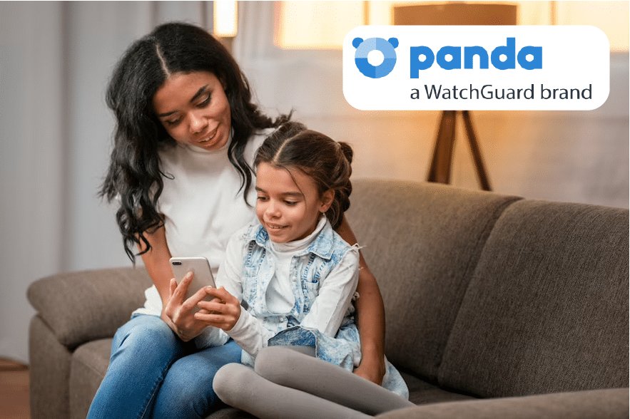 Madre le muestra a su hija móvil con control parental Panda