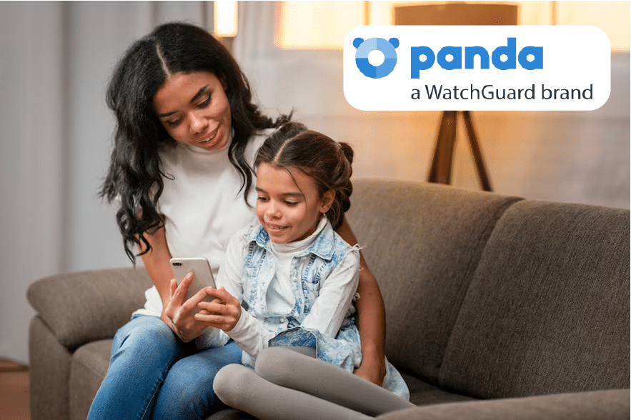 Madre le muestra a su hija móvil con control parental Panda