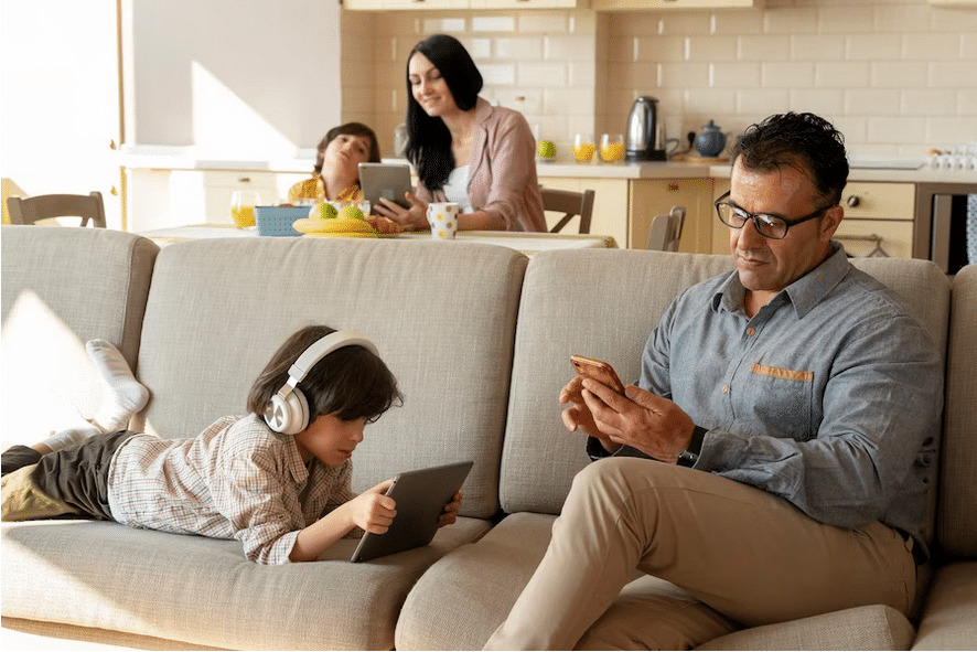 Familia utiliza control parental móvil