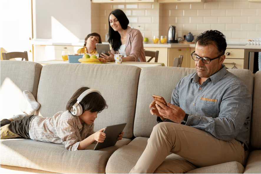 Familia utiliza control parental móvil