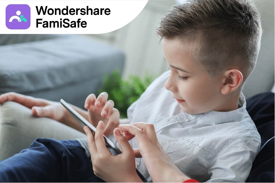 Niño usa su celular protegido por famisafe para android