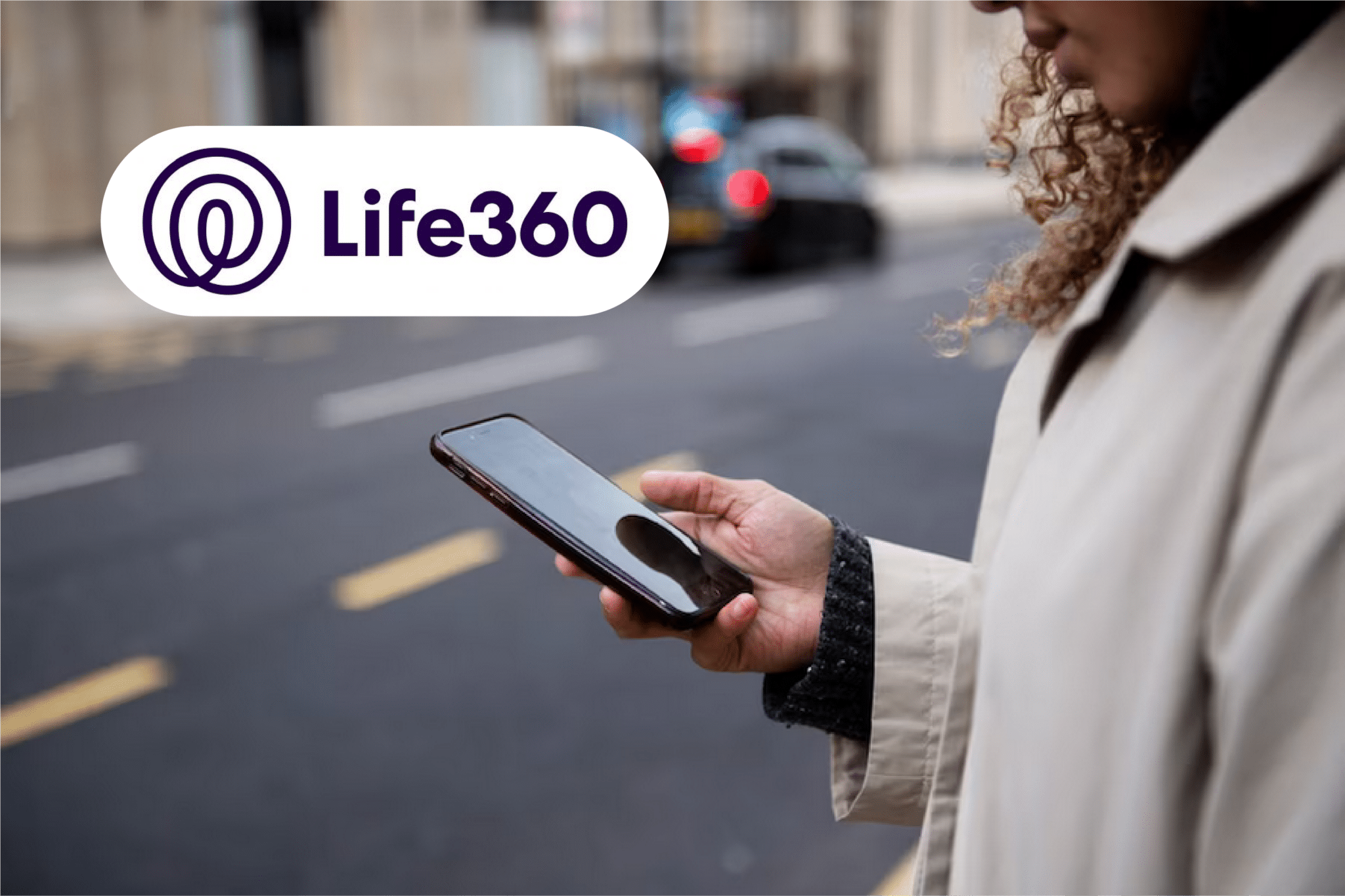 Mujer usa life360 localizador familiar en su celular