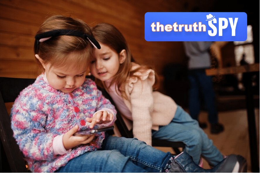 Niños usando móvil con thetruthspy