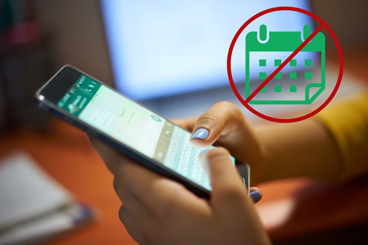 Mujer usa WhatsApp en celular con la fecha incorrecta