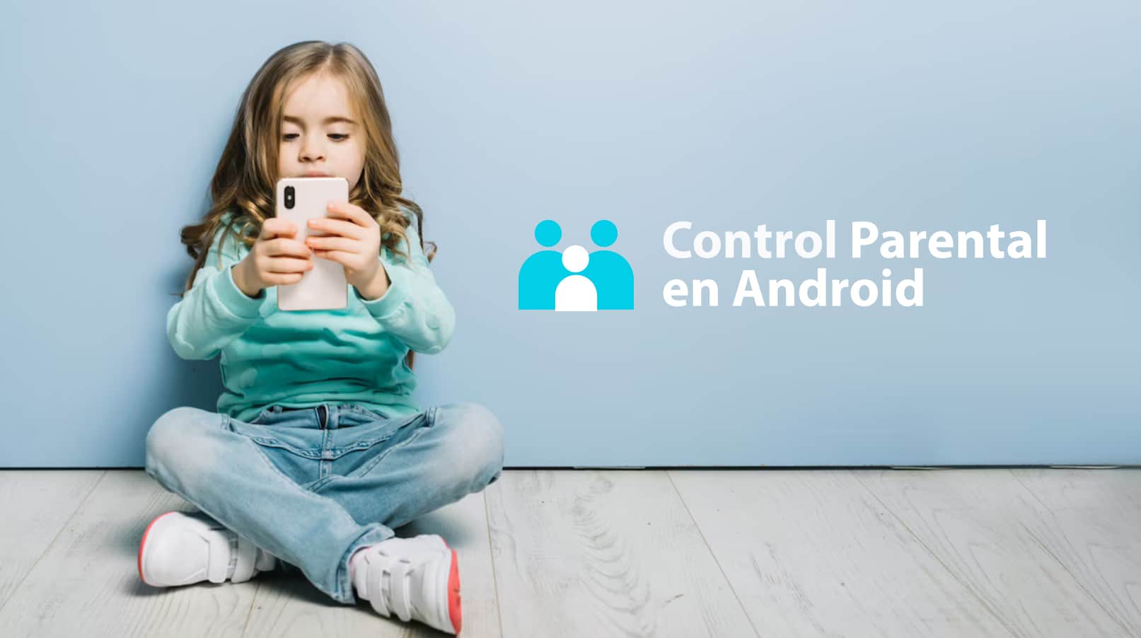 niña sentada en el suelo usando un smartphone siendo monitoreada a distancia por sus padres