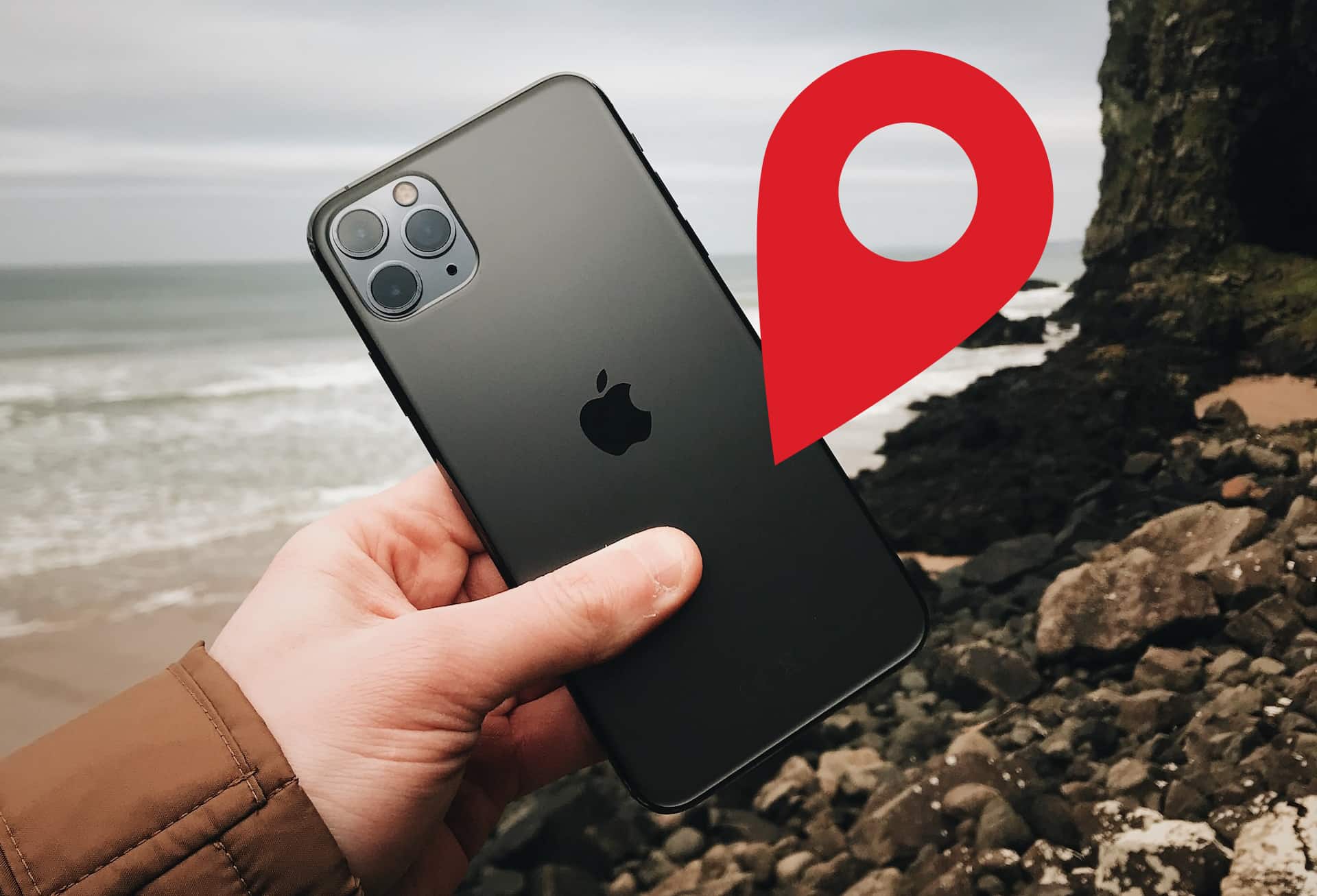 mano sosteniendo un teléfono iPhone al aire libre con un ícono de ubicación