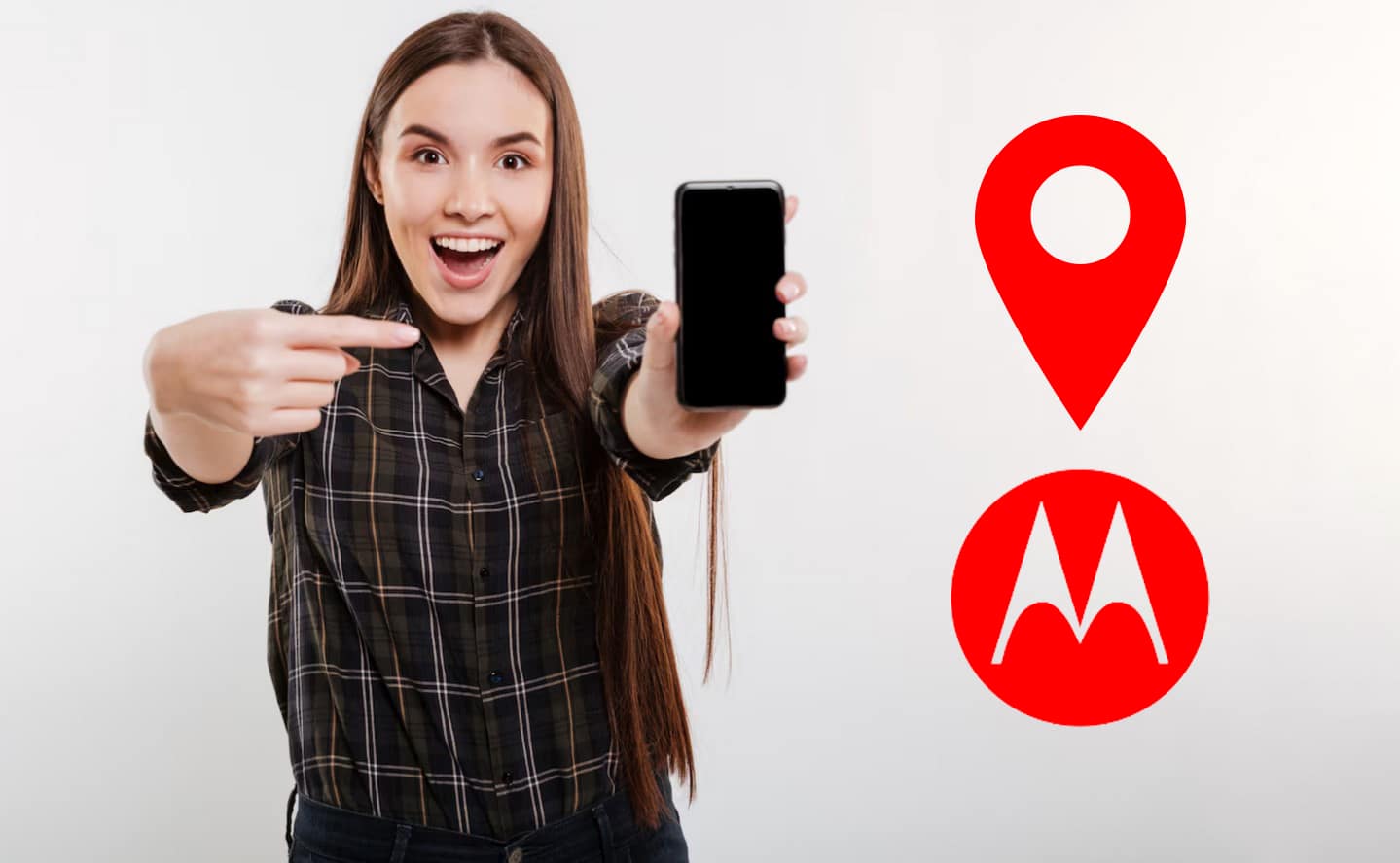 mujer feliz señalando un teléfono móvil motorola que está siendo rastreado