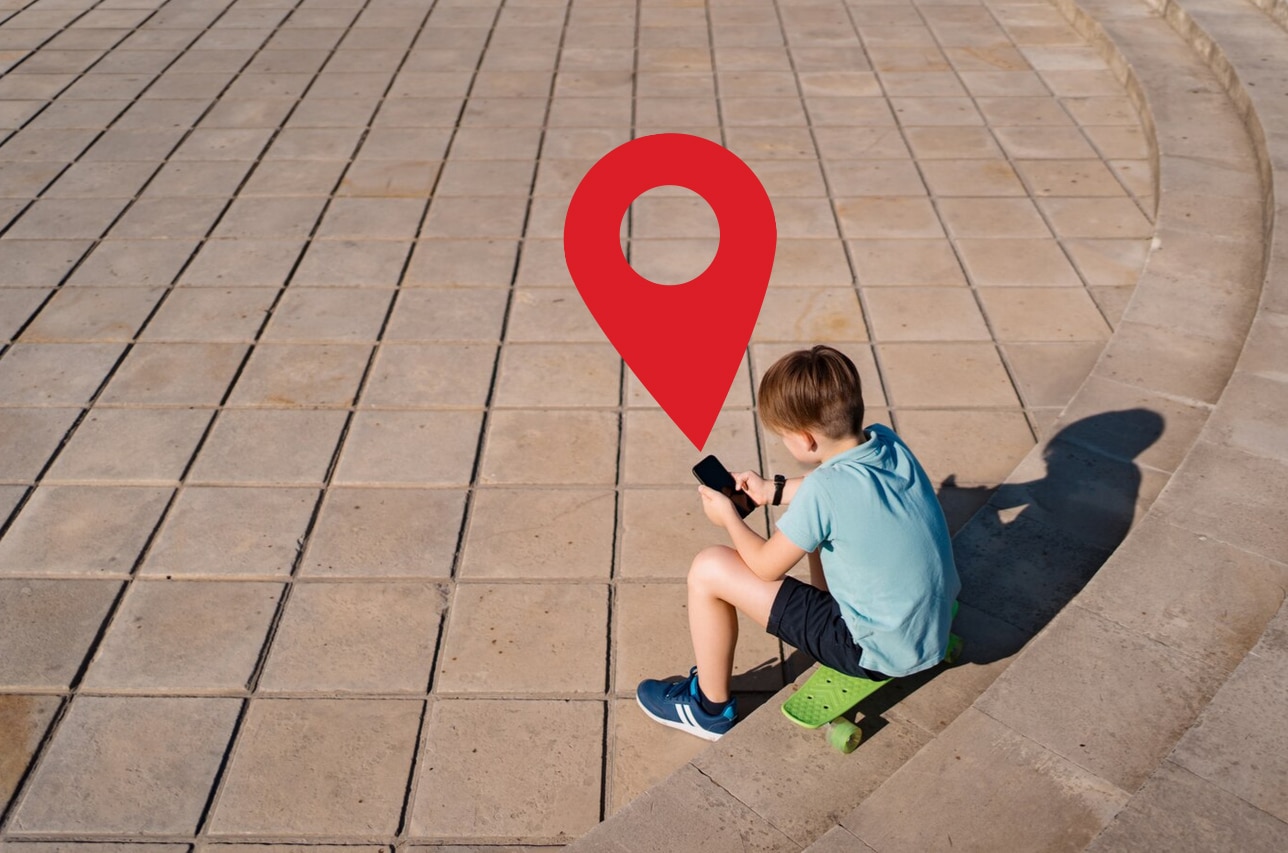 niño sentado en la calle usando su teléfono móvil y siendo ubicado a través de este