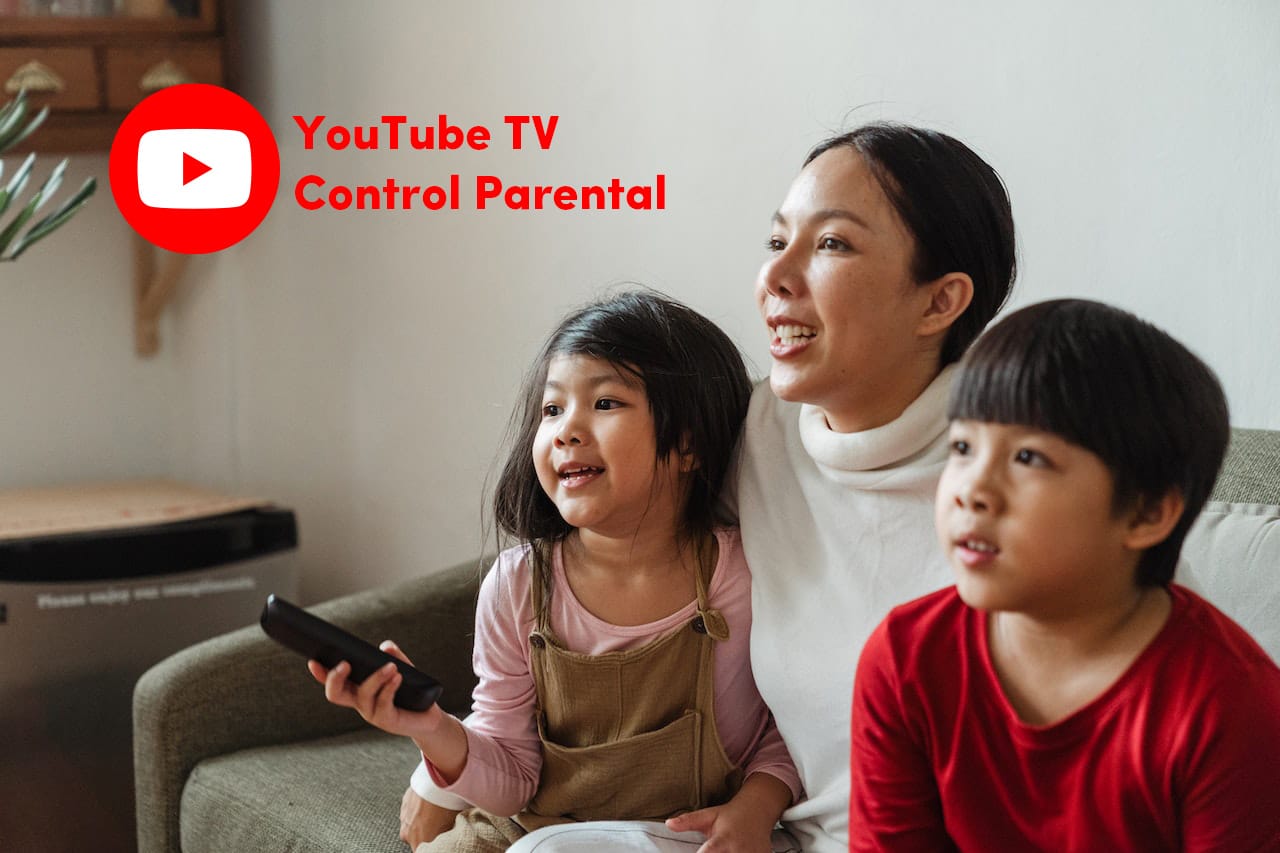 mujer con dos niños viendo el televisor usando el control parental de YouTube TV